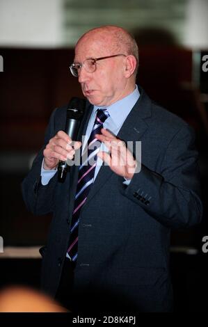 Nobby Stiles s'exprimant lors d'un déjeuner de sportif à Londres. Une de ses dernières apparitions. Banque D'Images