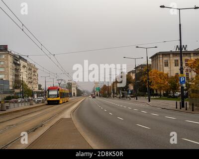 Varsovie/Pologne - 25.10.2020. Avenue Jerozolimskie, pas de frais de circulation aux restrictions du coronavirus. Heure d'automne. Banque D'Images