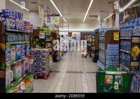 Allées de supermarché Pingo Doce à Funchal, Madère Banque D'Images