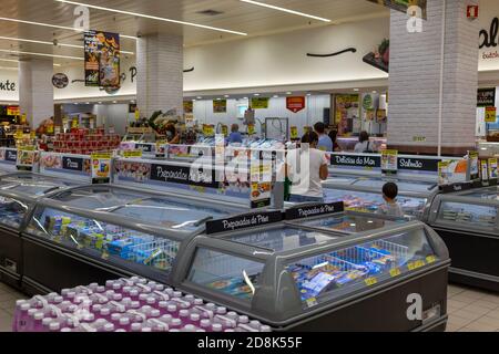 Allées de supermarché Pingo Doce à Funchal, Madère Banque D'Images