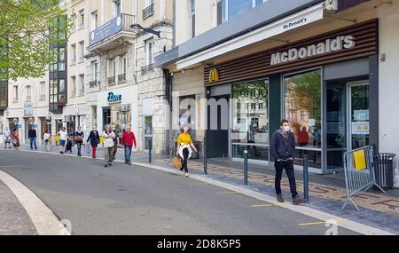 Chartres, France - 04 avril 2020 : personnes en file d'attente dans le respect des règles de distance sociale pour accéder à un marché de rue ouvert, un jour avant l'EA Banque D'Images