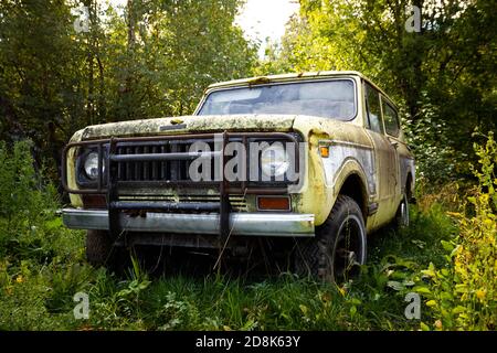 Vieux 4x4 classique rouillé dans la forêt à jour ensoleillé Banque D'Images