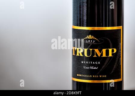 Roseland, Virginia - 25 octobre 2020: Gros plan macro de la bouteille de vin rouge Méritage avec texte de l'étiquette pour Trump de la cave de vinification en Virginie avec ciel en ba Banque D'Images