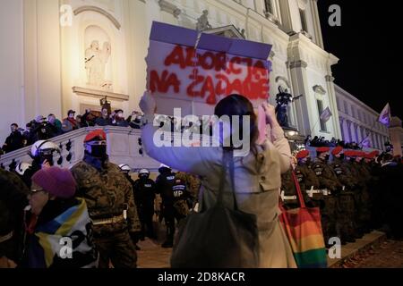 Varsovie, Pologne. 30 octobre 2020. Les activistes pro-choix et leurs partisans sont vus au cours de la huitième journée de manifestations demandant le droit des femmes à Varsovie, la capitale de la Pologne, le 30 octobre 2020. Des centaines de milliers d'activistes ont défilé dans les rues de Varsovie pour exprimer leur colère contre la décision du Tribunal constitutionnel polonais, qui a resserré des lois déjà strictes sur l'avortement. (Photo de Michal Busko/Sipa USA) crédit: SIPA USA/Alay Live News Banque D'Images