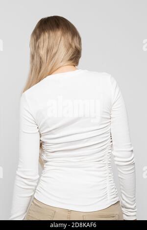 Femelle caucasienne en haut blanc avec scoliose, vue arrière. Rachiocampsis, courbure de la cyphose de la colonne vertébrale. Posture incorrecte, scoliose, orthopédie con Banque D'Images
