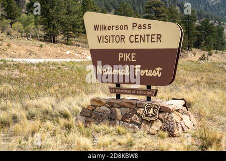 Colorado, États-Unis - 16 septembre 2020 : panneau pour le centre d'accueil de Wilkerson Pass dans la forêt nationale de Pike Banque D'Images