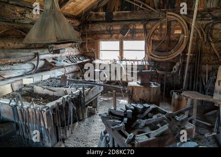 South Park, Colorado - 16 septembre 2020 : à l'intérieur d'un ancien atelier de forgeron abandonné, dans la ville fantôme près de Fairplay, CO USA Banque D'Images