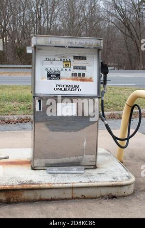 Gros plan sur les pompes à gaz anciennes des stations-service abandonnées. Banque D'Images