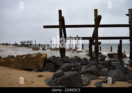 Les anciennes défenses maritimes en bois le long de la plage de Happisburgh à Norfolk, au Royaume-Uni. Placé ici pour empêcher une érosion costal supplémentaire de se faire. Banque D'Images