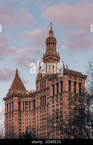 Hôtel de ville au coucher du soleil, à Manhattan, New York Banque D'Images