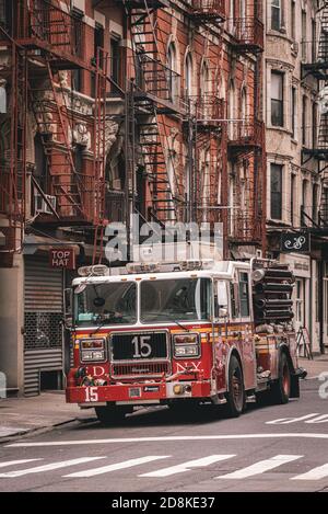 Camion de pompiers FDNY stationné dans le Lower East Side, Manhattan, New York Banque D'Images