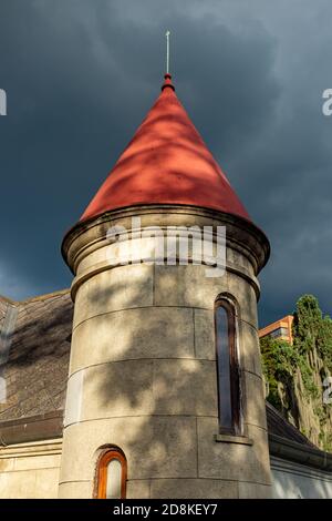 MEDELLIN, COLOMBIE - 18 novembre 2019: Medellin, Antioquia / Colombie - 17 2019 novembre: Toit pointu d'une des tours du Musée le château de po Banque D'Images