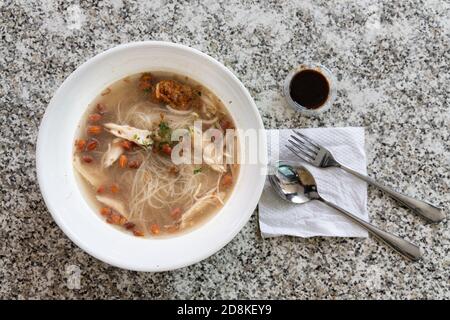 Soto ayam bihun, soupe indonésienne de nouilles populaire en Malaisie Banque D'Images