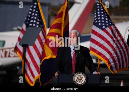 Tucson, Arizona, États-Unis. 31 octobre 2020. Le vice-président Mike Pence fait campagne en Arizona. Organise un rassemblement à l'aéroport international de Tucson pour le dernier week-end de la campagne présidentielle. Crédit : Christopher Brown/ZUMA Wire/Alay Live News Banque D'Images