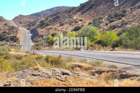 Route vide dans la ville désertique de Littlerock Californie Banque D'Images