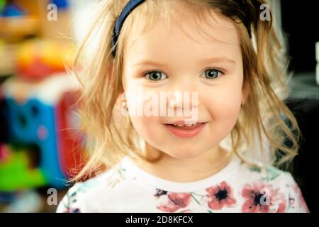 Un portrait en gros plan d'une adorable fille de 2 ans Banque D'Images