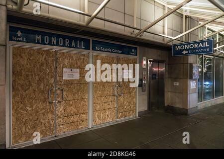 Seattle, États-Unis. 30 octobre 2020. Tôt dans la nuit, l'entrée de la galerie marchande de Westlake Center Monorail s'est montée pour provoquer des troubles électoraux potentiels. Le quartier commerçant du centre-ville de Westlake a été le site de manifestations contre la justice raciale qui se sont transformées en émeutes plus tôt en été. Crédit : James Anderson/Alay Live News Banque D'Images