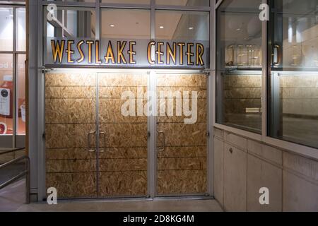 Seattle, États-Unis. 30 octobre 2020. Tôt dans la nuit, le centre commercial Westlake Center s'est embarqué pour des troubles électoraux potentiels. Le quartier commerçant du centre-ville de Westlake a été le site de manifestations contre la justice raciale qui se sont transformées en émeutes plus tôt en été. Crédit : James Anderson/Alay Live News Banque D'Images