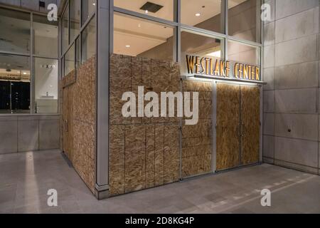 Seattle, États-Unis. 30 octobre 2020. Tôt dans la nuit, le centre commercial Westlake Center s'est embarqué pour des troubles électoraux potentiels. Le quartier commerçant du centre-ville de Westlake a été le site de manifestations contre la justice raciale qui se sont transformées en émeutes plus tôt en été. Crédit : James Anderson/Alay Live News Banque D'Images