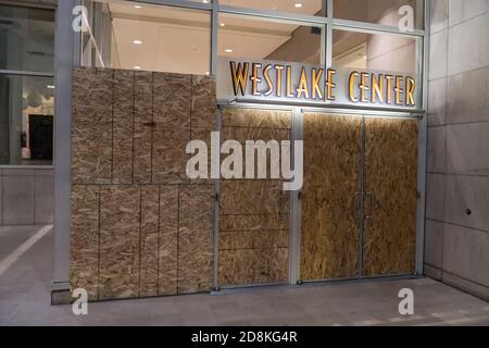 Seattle, États-Unis. 30 octobre 2020. Tôt dans la nuit, le centre commercial Westlake Center s'est embarqué pour des troubles électoraux potentiels. Le quartier commerçant du centre-ville de Westlake a été le site de manifestations contre la justice raciale qui se sont transformées en émeutes plus tôt en été. Crédit : James Anderson/Alay Live News Banque D'Images