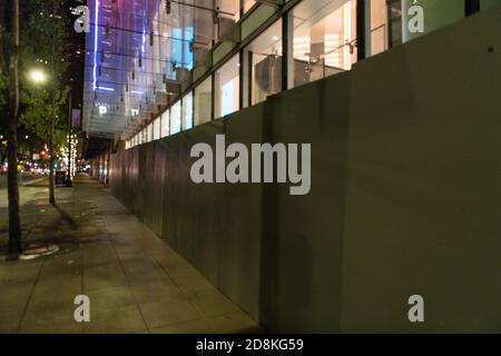 Seattle, États-Unis. 30 octobre 2020. Tôt dans la nuit, le centre commercial Westlake Center s'est embarqué pour des troubles électoraux potentiels. Le quartier commerçant du centre-ville de Westlake a été le site de manifestations contre la justice raciale qui se sont transformées en émeutes plus tôt en été. Crédit : James Anderson/Alay Live News Banque D'Images