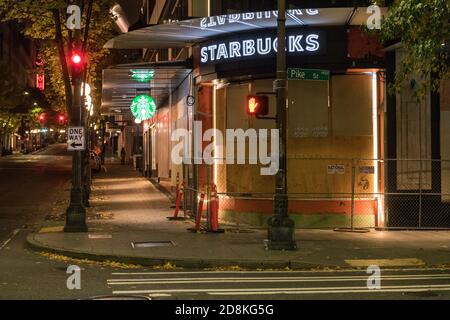 Seattle, États-Unis. 30 octobre 2020. Au début de la nuit, Starbucks s'est embarqué pour des troubles potentiels lors des élections présidentielles. Le quartier commerçant du centre-ville de Westlake a été le site de manifestations contre la justice raciale qui se sont transformées en émeutes plus tôt en été. Crédit : James Anderson/Alay Live News Banque D'Images