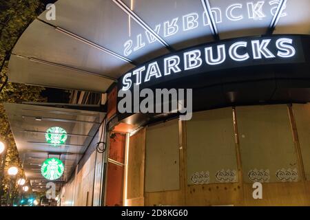 Seattle, États-Unis. 30 octobre 2020. Au début de la nuit, Starbucks s'est embarqué pour des troubles potentiels lors des élections présidentielles. Le quartier commerçant du centre-ville de Westlake a été le site de manifestations contre la justice raciale qui se sont transformées en émeutes plus tôt en été. Crédit : James Anderson/Alay Live News Banque D'Images