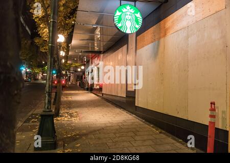 Seattle, États-Unis. 30 octobre 2020. Au début de la nuit, Starbucks s'est embarqué pour des troubles potentiels lors des élections présidentielles. Le quartier commerçant du centre-ville de Westlake a été le site de manifestations contre la justice raciale qui se sont transformées en émeutes plus tôt en été. Crédit : James Anderson/Alay Live News Banque D'Images