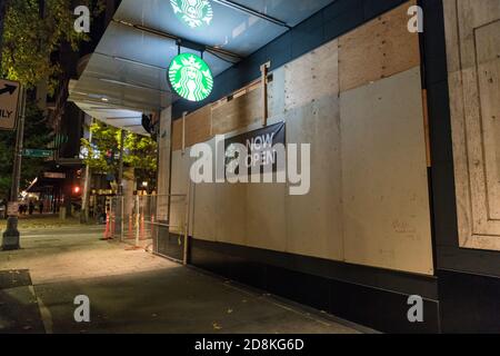 Seattle, États-Unis. 30 octobre 2020. Au début de la nuit, Starbucks s'est embarqué pour des troubles potentiels lors des élections présidentielles. Le quartier commerçant du centre-ville de Westlake a été le site de manifestations contre la justice raciale qui se sont transformées en émeutes plus tôt en été. Crédit : James Anderson/Alay Live News Banque D'Images