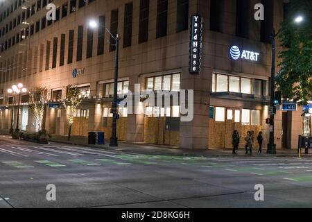 Seattle, États-Unis. 30 octobre 2020. Tôt dans la nuit, le Westlake Center AT&T s'est embarqué pour des troubles électoraux potentiels. Le quartier commerçant du centre-ville de Westlake a été le site de manifestations contre la justice raciale qui se sont transformées en émeutes plus tôt en été. Crédit : James Anderson/Alay Live News Banque D'Images