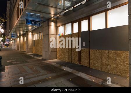 Seattle, États-Unis. 30 octobre 2020. Tôt dans la nuit, le Westlake Center AT&T s'est embarqué pour des troubles électoraux potentiels. Le quartier commerçant du centre-ville de Westlake a été le site de manifestations contre la justice raciale qui se sont transformées en émeutes plus tôt en été. Crédit : James Anderson/Alay Live News Banque D'Images