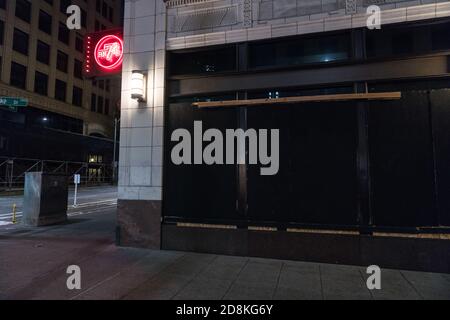 Seattle, États-Unis. 30 octobre 2020. Tôt dans la nuit, le restaurant Westlake Center RN74 s'est embarqué pour des troubles électoraux potentiels. Le quartier commerçant du centre-ville de Westlake a été le site de manifestations contre la justice raciale qui se sont transformées en émeutes plus tôt en été. Crédit : James Anderson/Alay Live News Banque D'Images