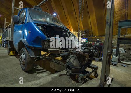 ST. PETERSBOURG, RUSSIE - 12 AOÛT 2020 : un camion léger gazelle s'est écrasé avec un moteur enlevé sur un service de voiture Banque D'Images