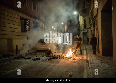 Barcelone, Espagne. 30 octobre 2020. Les voisins ont mis le feu dans une poubelle déposée par les manifestants pendant la manifestation. Les deniers du coronavirus remplissent les rues de Barcelone pour protester contre les mesures de confinement. Crédit : SOPA Images Limited/Alamy Live News Banque D'Images