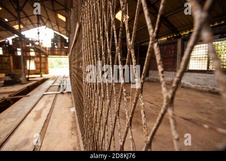Vue en grand angle de la barre en fer métallique rouillé dans une usine abandonnée. Fermer. Mise au point sélective. Banque D'Images