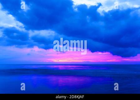 Paysage tropical spectaculaire au crépuscule, ciel spectaculaire au coucher du soleil avec nuages de pluie sur la mer. Exposition longue. Banque D'Images