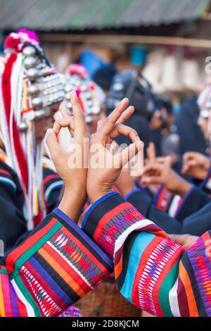 De belles mains de femmes de la tribu Akha Hill dansant dans le festival traditionnel. Gros plan. Mise au point sélective. Banque D'Images