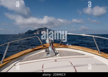 Arc d'un bateau se dirige vers l'île de Capri, la proue d'un yacht sur la côte de Sorrentine en Italie Banque D'Images