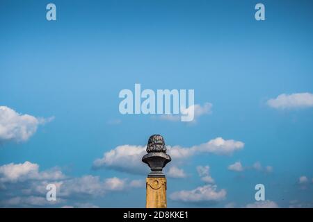 Brno, République tchèque - ca. Septembre 2020 : statue de Louis Raduit de Souches sur le château de Spilberk à Brno, République Tchèque sur ciel bleu avec espace de copie Banque D'Images