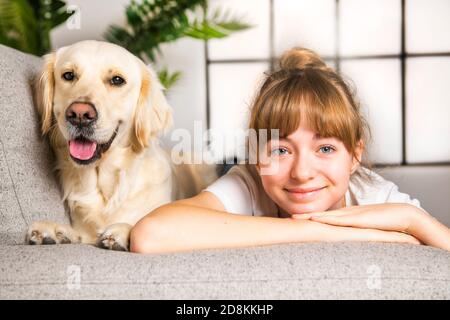 Teen Girl avec son chien de retreiver doré Banque D'Images