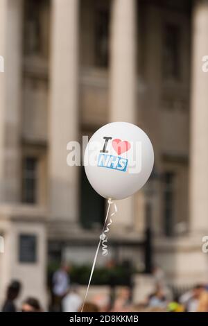 A Save the NHS Rally Trafalgar Square. Le rallye marque la fin de la « Marche du peuple pour le NHS » qui a commencé à Jurow le 16 septembre 2014 et a pris 3 semaines pour atteindre Londres. « la marche du peuple pour le NHS » était conduite par un groupe de mères de Darlington, dans le comté de Durham, qui suivaient la même route que les célèbres Marchers de Jurow en 1936, qui à l'époque marchaient pour obtenir des emplois. Trafalgar Square, Londres, Royaume-Uni. 6 septembre 2014 les objectifs de l'État pour la marche et le rassemblement sont : • Inverser la fermeture des services du NHS • mettre fin à la privatisation des soins du NHS • renvoyer la responsabilité de la prestation des services du NHS au secrétaire de Banque D'Images