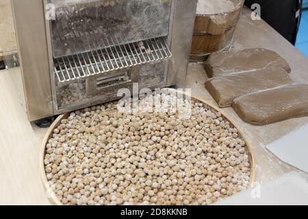 Tas de perles de tapioca de boba fraîchement préparées avant la cuisson. Banque D'Images