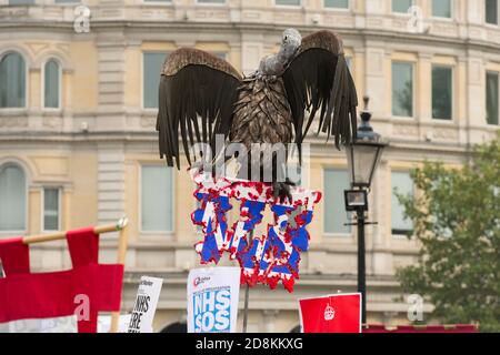 A Save the NHS Rally Trafalgar Square. Le rallye marque la fin de la « Marche du peuple pour le NHS » qui a commencé à Jurow le 16 septembre 2014 et a pris 3 semaines pour atteindre Londres. « la marche du peuple pour le NHS » était conduite par un groupe de mères de Darlington, dans le comté de Durham, qui suivaient la même route que les célèbres Marchers de Jurow en 1936, qui à l'époque marchaient pour obtenir des emplois. Trafalgar Square, Londres, Royaume-Uni. 6 septembre 2014 les objectifs de l'État pour la marche et le rassemblement sont : • Inverser la fermeture des services du NHS • mettre fin à la privatisation des soins du NHS • renvoyer la responsabilité de la prestation des services du NHS au secrétaire de Banque D'Images