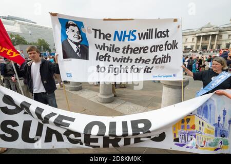 A Save the NHS Rally Trafalgar Square. Le rallye marque la fin de la « Marche du peuple pour le NHS » qui a commencé à Jurow le 16 septembre 2014 et a pris 3 semaines pour atteindre Londres. « la marche du peuple pour le NHS » était conduite par un groupe de mères de Darlington, dans le comté de Durham, qui suivaient la même route que les célèbres Marchers de Jurow en 1936, qui à l'époque marchaient pour obtenir des emplois. Trafalgar Square, Londres, Royaume-Uni. 6 septembre 2014 les objectifs de l'État pour la marche et le rassemblement sont : • Inverser la fermeture des services du NHS • mettre fin à la privatisation des soins du NHS • renvoyer la responsabilité de la prestation des services du NHS au secrétaire de Banque D'Images