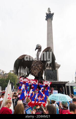 A Save the NHS Rally Trafalgar Square. Le rallye marque la fin de la « Marche du peuple pour le NHS » qui a commencé à Jurow le 16 septembre 2014 et a pris 3 semaines pour atteindre Londres. « la marche du peuple pour le NHS » était conduite par un groupe de mères de Darlington, dans le comté de Durham, qui suivaient la même route que les célèbres Marchers de Jurow en 1936, qui à l'époque marchaient pour obtenir des emplois. Trafalgar Square, Londres, Royaume-Uni. 6 septembre 2014 les objectifs de l'État pour la marche et le rassemblement sont : • Inverser la fermeture des services du NHS • mettre fin à la privatisation des soins du NHS • renvoyer la responsabilité de la prestation des services du NHS au secrétaire de Banque D'Images