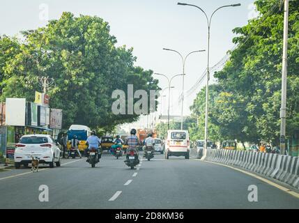 Trafic minimal à Thiruvanmiyur un dimanche Banque D'Images