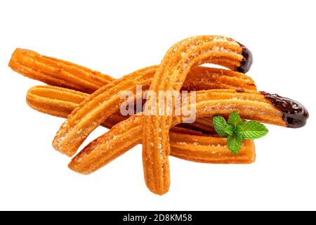 Churros isolé. Pâte frite avec sauce au sucre et au chocolat trempée sur fond blanc. Crosses de churro, en-cas espagnol traditionnel Banque D'Images