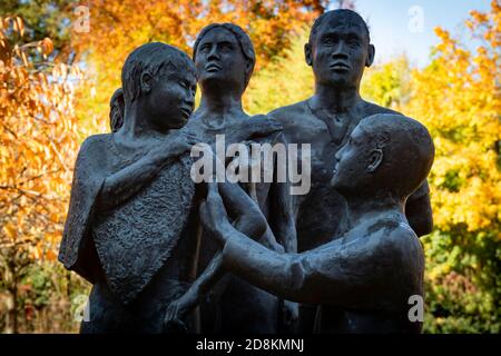 Une photo prise le 30 octobre 2020 montre une statue de l'artiste britannique Martin William et représentant un enfant recevant un vaccin devant le monde Banque D'Images