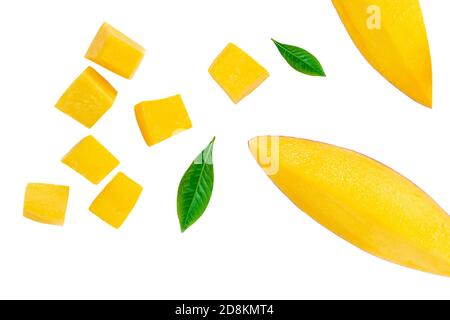 Mango fruit avec feuilles et moitié de mangue isolée sur fond blanc gros plan. Vue de dessus. Pose à plat Banque D'Images