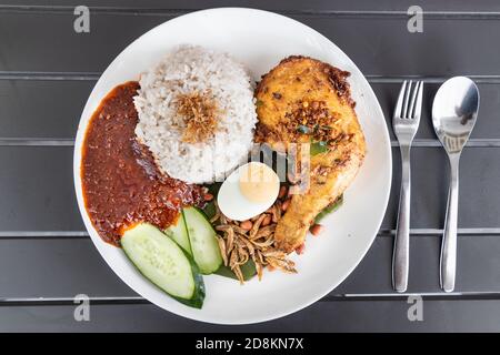 Nasi lemak avec poulet frit et sambal, cuisine populaire de Malaisie Banque D'Images